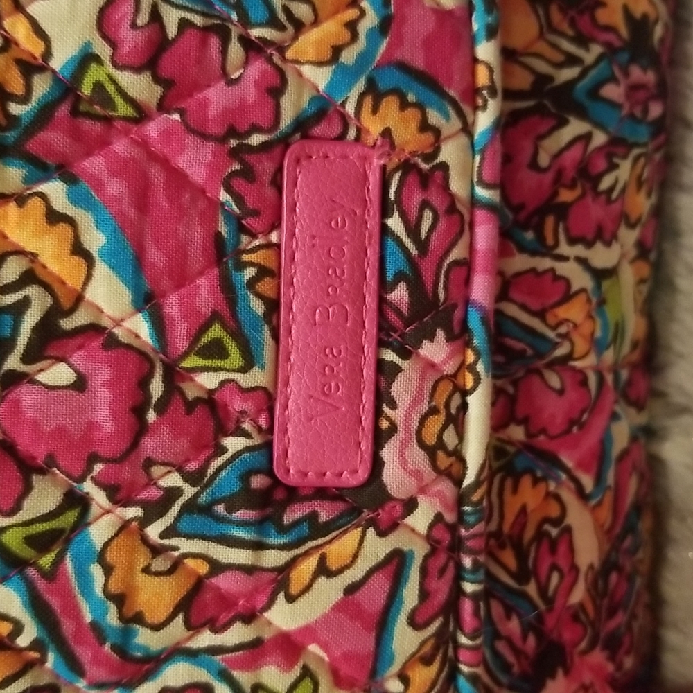 ✨HOST PICK✨ VERA BRADLEY” PINK FLORAL MESSENGER BAG WITH ADJUSTABLE STRAP. - Picture 2 of 10
